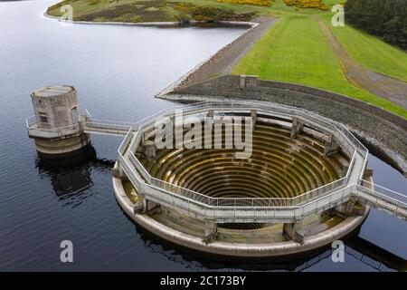 Vista aerea della fuoriuscita della bocca del campiglio presso il Whiteadder Reservoir nella zona est di Lothian. Scozia, Regno Unito. Foto Stock