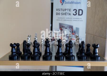 Figure di scacchi sulla scacchiera Foto Stock