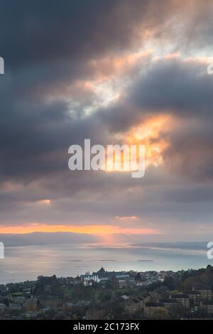 Filtraggio della luce attraverso le nuvole sull'estuario del Tay da Dundee Law, Dundee, Scozia, Regno Unito. Foto Stock