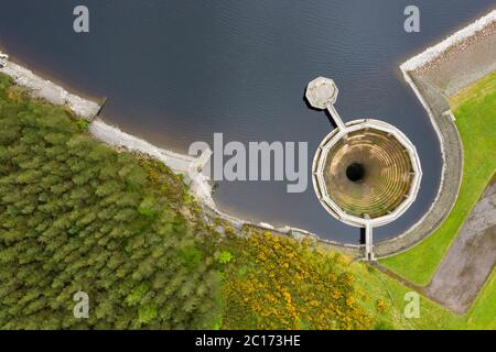 Vista aerea della fuoriuscita della bocca del campiglio presso il Whiteadder Reservoir nella zona est di Lothian. Scozia, Regno Unito. Foto Stock