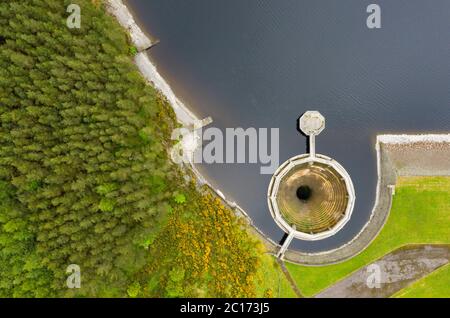 Vista aerea della fuoriuscita della bocca del campiglio presso il Whiteadder Reservoir nella zona est di Lothian. Scozia, Regno Unito. Foto Stock