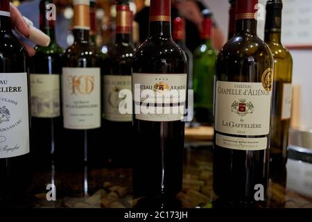 Vini del gruppo Chateau la Gaffeliere in mostra per la degustazione presso la enoteca e rivenditori Saint Emilion a Bordeaux Francia Foto Stock