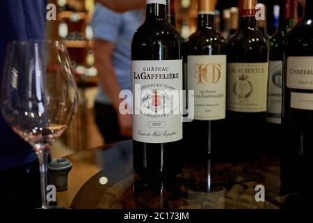 Vini del gruppo Chateau la Gaffeliere in mostra per la degustazione presso la enoteca e rivenditori Saint Emilion a Bordeaux Francia Foto Stock