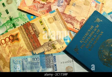 Dubai / Emirati Arabi Uniti - 10 giugno 2020: Sfondo in valuta nazionale del Kazakistan con passaporto, vista dall'alto delle banconote miste in tenge. Carta KZ e kaza Foto Stock