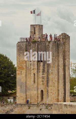 Una vista sulla torre di Chateau du Roy, castello del re nella piccola città di St Emilion, nella regione vinicola con lo stesso nome a Bordeaux, Francia Foto Stock