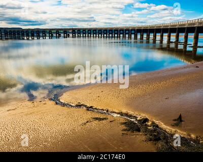 Il Tay e il Rail Bridge a bassa marea da Dundee, Scozia, Regno Unito. Foto Stock