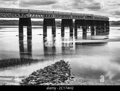 Immagine monocromatica del ponte ferroviario Tay da Dundee, Scozia, Regno Unito. Foto Stock