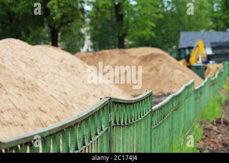 Un mucchi di sabbia per la costruzione del sito per la costruzione dello stadio cittadino. Foto Stock