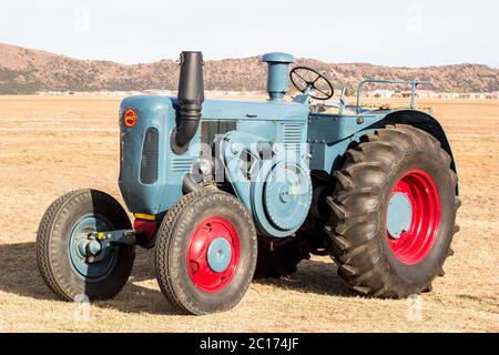 Trattore Bulldog vintage Lanz parcheggiato in aereo e in auto Foto Stock