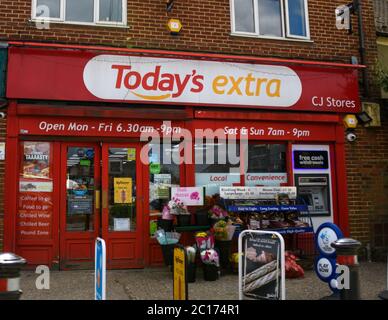 Stokenchurch, Regno Unito - 16 2020 maggio: La facciata del negozio di articoli locali extra di oggi sulla Wycombe Road Foto Stock