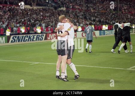 Grossbritannien. 27 Apr 2020. Calcio, primo: Campionato europeo di calcio 26.06.1996 Campionato europeo di calcio 1996 semifinali, fase di knockout, semifinali, archivio foto, archivio foto Germania - Inghilterra 6: 5 im, dopo la punizione sparatoria Matthias Sammer, giubilazione, grazie, dopo la vittoria semifinale, con, e, Stefan Kuntz | Usage Worldwide Credit: dpa/Alamy Live News Foto Stock