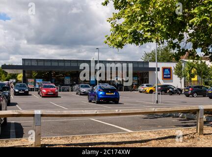 Reading, Regno Unito - Giugno 05 2020: L'ingresso e il parcheggio di Aldi Supermarket su Basingstoke Road Foto Stock