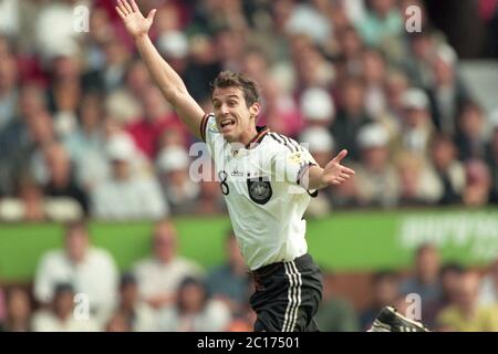 Grossbritannien. 29 Apr 2020. Calcio, primo: Campionato europeo di calcio 23.06.1996 Campionato europeo di calcio 1996 quarti di finale, fase di knockout, archivio foto, archivio foto Germania - Croazia 2: 1 Mehmet Scholl, mezza figura, gesto | uso nel mondo Credit: dpa/Alamy Live News Foto Stock