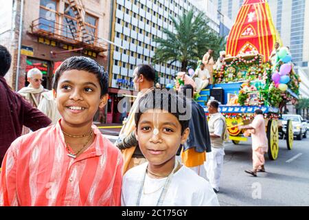 New Orleans Louisiana, centro, Canal Street, Festival of India, Rath Yatra, Hare Krishna, religione orientale, festival, sfilata galleggiante, processione, ragazzi asiatici Foto Stock