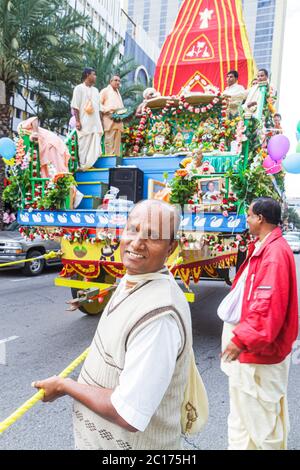 New Orleans Louisiana, centro, Canal Street, Festival of India, Rath Yatra, Hare Krishna, religione orientale, festival, sfilata galleggiante, processione, uomini asiatici Foto Stock