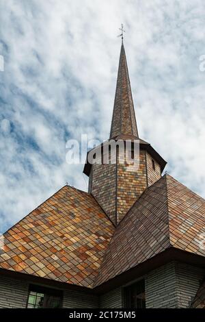 Primo piano del tetto della piccola chiesa nel villaggio di Dombas in Norvegia Foto Stock