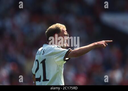 Grossbritannien. 28 Apr 2020. Calcio, primo: Campionato europeo di calcio 23.06.1996 Campionato europeo di calcio 1996 quarti di finale, fase di knockout, archivio foto, archivio foto Germania - Croazia 2: 1 Dieter Eilts, mezza figura, gesto | uso nel mondo Credit: dpa/Alamy Live News Foto Stock