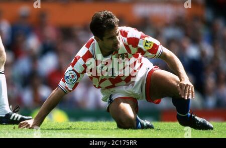 Grossbritannien. 28 Apr 2020. Calcio, primo: 23 Giugno 1996 Campionato europeo di calcio Campionato europeo 1996 quarti di finale, fase di knockout, archivio foto, archivio foto Germania - Croazia 2: 1 Igor Stimac, figura intera, a terra | uso nel mondo Credit: dpa/Alamy Live News Foto Stock