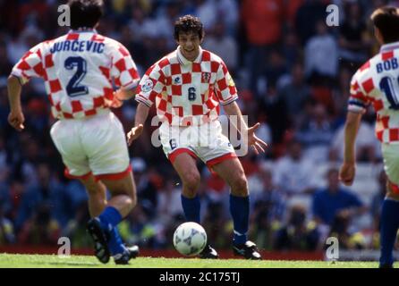 Grossbritannien. 28 Apr 2020. Calcio, primo: 23.06.1996 Campionato europeo di calcio Euro 1996 quarti di finale, fase di knockout, archivio foto, archivio foto Germania - Croazia 2: 1 Slaven Bilic, azione singola | utilizzo nel mondo Credit: dpa/Alamy Live News Foto Stock