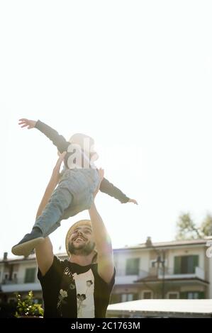 Stare a casa: Un padre e il suo figlio giocano insieme nel cortile. Foto Stock