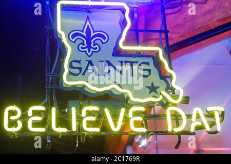 New Orleans Louisiana,Canal Street,Downtown,Believe DAT,campagna pubblicitaria,New Orleans Saints,vincitori del Super Bowl,squadra di calcio,cartello al neon,mappa dello stato,LOS ANGELES Foto Stock