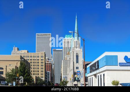 10-22-2017 Tulsa USA. Viaggiando verso il centro di Tulsa da nord, con la torre BOK dritta e gli edifici moderni e Art Deco, tra cui la chiesa Foto Stock