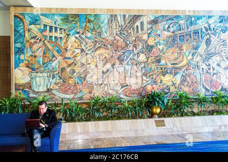 New Orleans Louisiana, New Orleans Ernest N. Morial Convention Center, centro, spazio espositivo, luogo dell'evento, uomo uomo uomo maschio adulto adulto, uomo maschio, lobby, sof Foto Stock