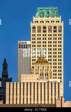 11-07-2019 Tulsa USA - Art Deco e edifici moderni del centro - verticale contro piano cielo blu profondo - preso dalla vista alta Foto Stock