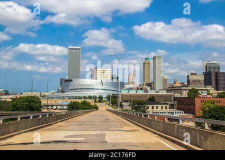 2019 05 25 Tulsa USA Downtown e l'unico BOK Center dal cavalcavia ad ovest Foto Stock