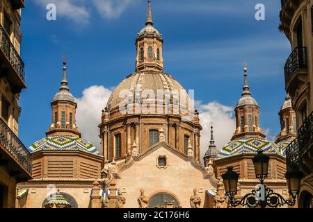 Le cupole della cattedrale di Saragozza Foto Stock