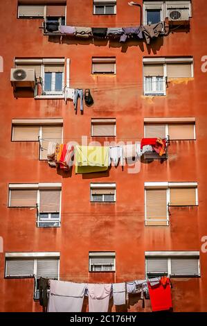 Lavanderia che asciuga all'esterno dell'edificio residenziale Foto Stock