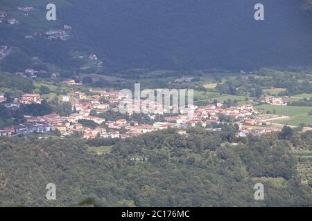 Vista di Brescia, città del nord Italia dalla montagna Foto Stock