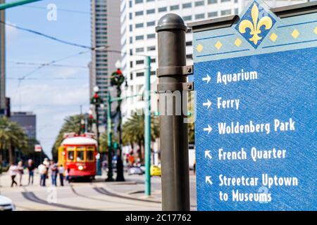 New Orleans Louisiana, Canal Street, scena stradale, segnale di direzione, fleur de lis, informazioni, freccia, marchio città, Acquario, traghetto, Uptown, musei, Woldenberg P. Foto Stock