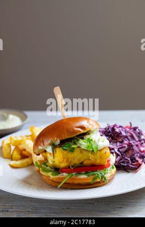 Hamburger di pesce curcuma in brioche Foto Stock