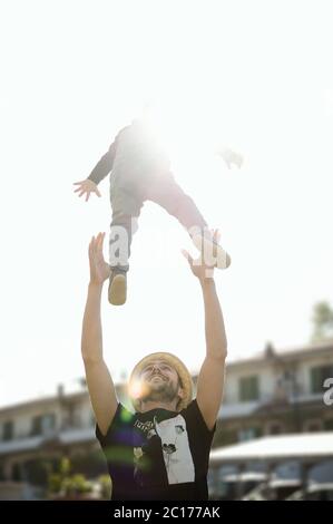 Stare a casa: Un padre e il suo figlio giocano insieme nel cortile. Foto Stock