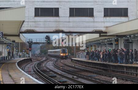 Treni Sud Ovest classe 444 treno elettrico che arriva alle affollate piattaforme della stazione ferroviaria di Surbiton nell'ora di punta del mattino Foto Stock