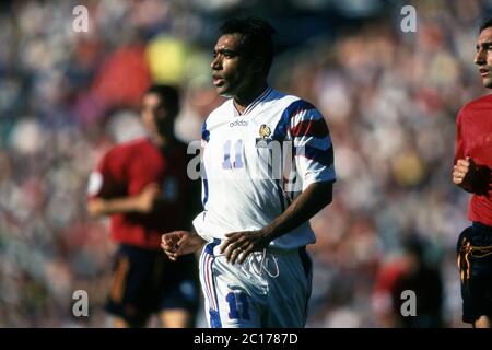 Manchester, Grossbritannien. 11 Apr 2020. Calcio, primo: 15 Giugno 1996 Campionato europeo di calcio Euro 1996 gruppo, gruppo 2, gruppo B, archivio foto, archivio immagini Francia - Spagna 1: 1 Patrice Loko, mezza cifra | utilizzo nel mondo Credit: dpa/Alamy Live News Foto Stock