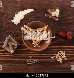 Ashwagandha e varie erbe mediche. Foto Stock