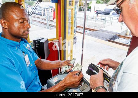 New Orleans Louisiana,RTA,Riverfront Streetcar Line,Regional Transit Authority,RTA,tram,tram,tram,ferrovia,uomo nero uomini maschio adulti,direttore d'orchestra,lavoro Foto Stock