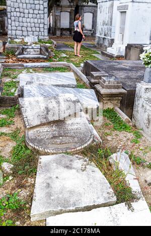 New Orleans Louisiana, Garden District, storico cimitero Lafayette numero 1 mausoleo, morte, luogo di sepoltura, cimitero, tomba, lapide, rotto, danneggiato, erbacce, ly Foto Stock