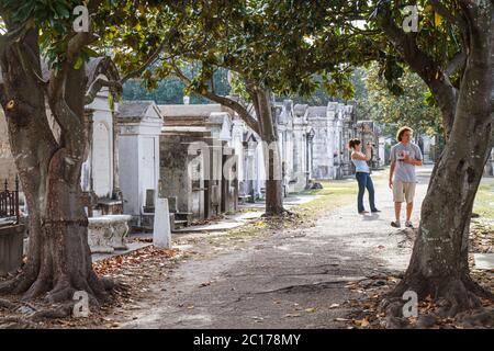 New Orleans Louisiana, Garden District, storico cimitero Lafayette numero 1 mausoleo, morte, luogo di sepoltura, cimitero, tomba, alberi, percorso, uomo maschio, donna Foto Stock