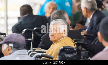 Conocoto, Pichincha / Ecuador - Giugno 12 2019: Volto di vecchia donna in carrozzina con triste espressione durante un evento in un rifugio per persone inermi Foto Stock