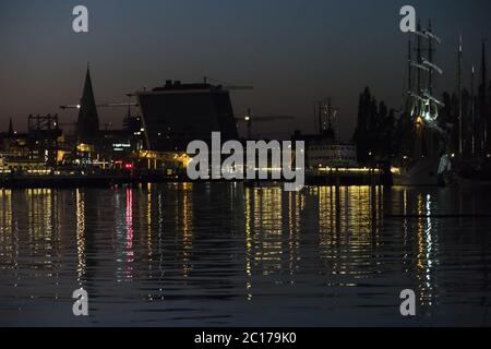 Riflettente luci di notte su una superficie di acqua in Kiel Week Festival in Germania Foto Stock