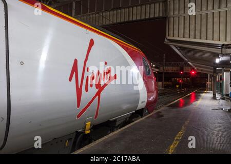 Treni Virgin classe 390 Alstom Pendolino treno 390137 alla stazione ferroviaria di Preston con segnali rossi Foto Stock