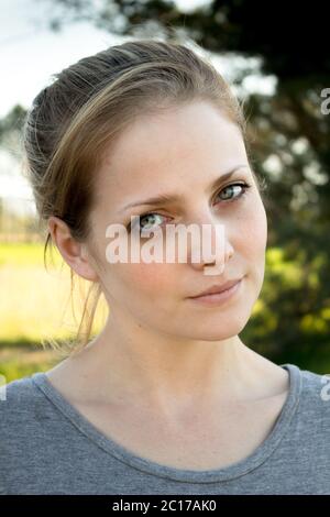 Ritratto di un naturale grave giovane donna all'aperto Foto Stock