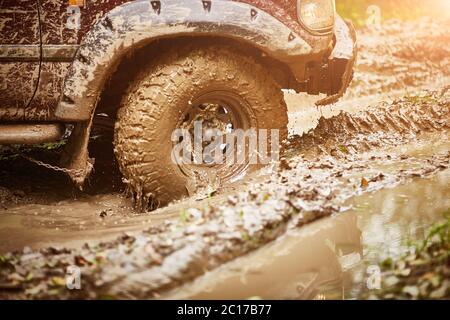 spostamento di pneumatici di auto sporchi fuori strada in fango da vicino Foto Stock