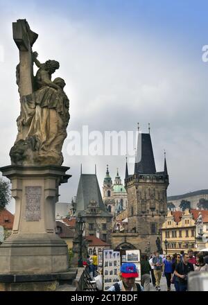 PRAGA, REPUBBLICA CECA - 15 SETTEMBRE 2014: I turisti camminano sul Ponte Carlo, Praga, il Repu ceco Foto Stock