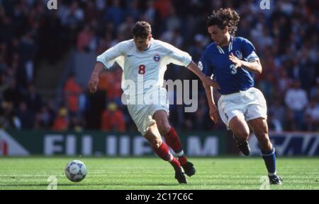 Grossbritannien. 12 Aprile 2020. Calcio, primo: 11.06.1996 Campionato europeo di Calcio Euro 1996 gruppo, gruppo 3, gruppo C, archivio foto, archivio immagini Italia - Russia 2: 1 duelli, Andrey Kanchelskis, versus, Paolo Maldini | uso nel mondo Credit: dpa/Alamy Live News Foto Stock