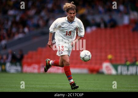 Grossbritannien. 12 Aprile 2020. Calcio, primo: 11.06.1996 Campionato europeo di Calcio Euro 1996 gruppo, gruppo 3, gruppo C, archivio foto, archivio foto Italia - Russia 2: 1 Evgeniy Bushmanov, azione singola | utilizzo nel mondo Credit: dpa/Alamy Live News Foto Stock