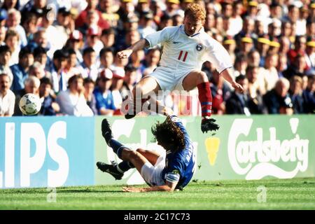 Grossbritannien. 12 Aprile 2020. Calcio, primo: 11.06.1996 Campionato europeo di Calcio Euro 1996 gruppo, gruppo 3, gruppo C, archivio foto, archivio foto Italia - Russia 2: 1 duelli, Paolo Maldini, versus, Sergey Kiryakov | uso nel mondo Credit: dpa/Alamy Live News Foto Stock